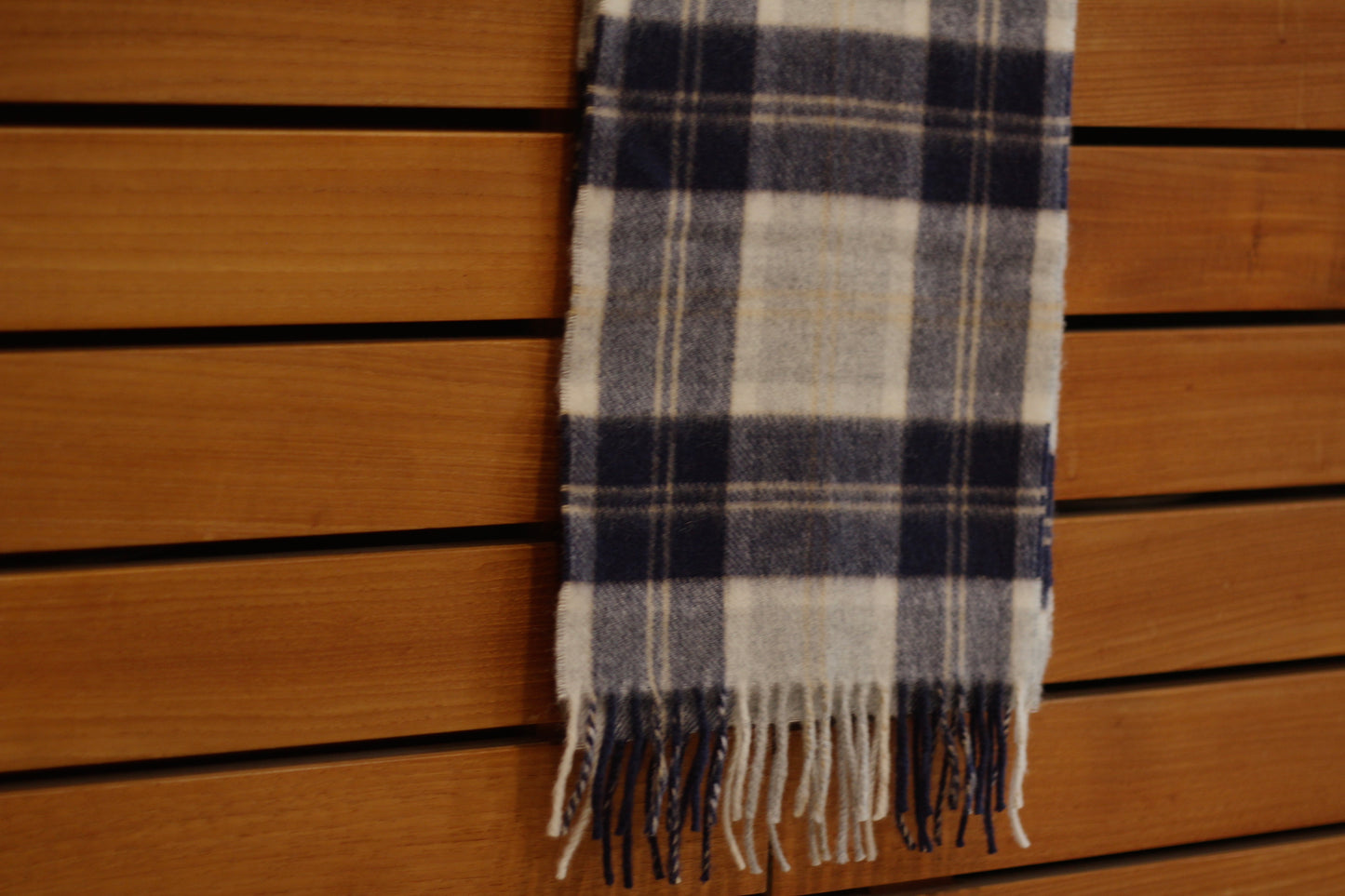 ÉCHARPE TARTAN GRIS CLAIR ET MARINE